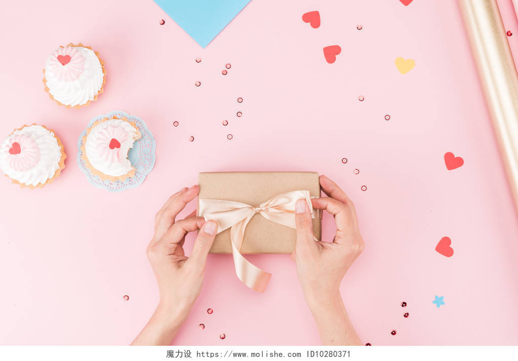生日聚会概念包装礼品盒和美味的蛋糕日记情人节